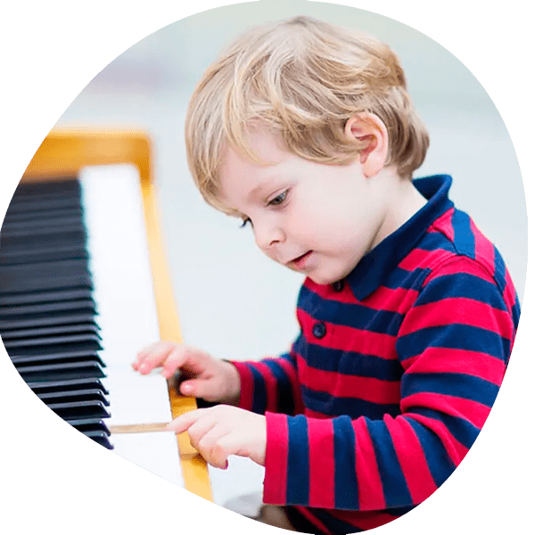 Можно ли отдавать маленького ребенка на занятия музыкой?
