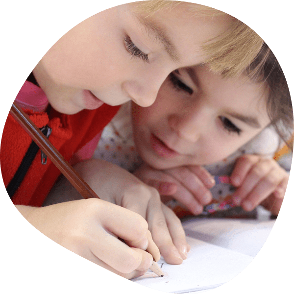 Ребенок высовывает язык при письме